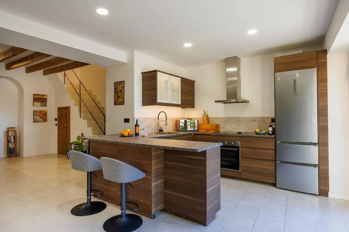 Вилла Newly Renovated House With Pool In Sineu Center Синеу